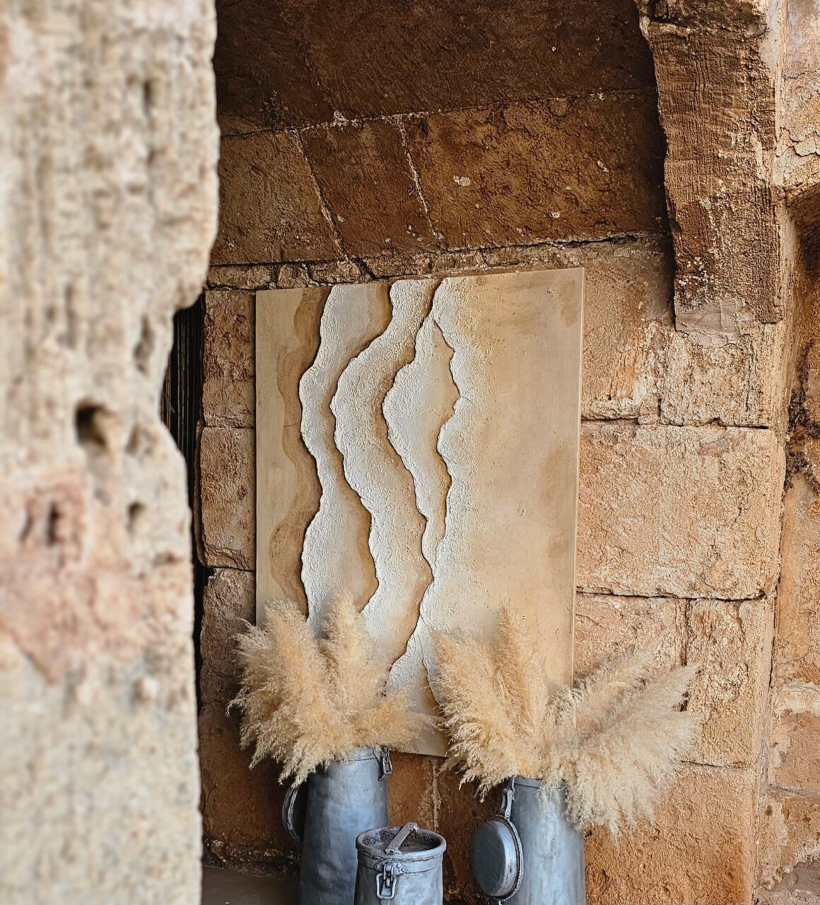 Obra de arte de Victoria Canals en un entorno rústico con elementos naturales.