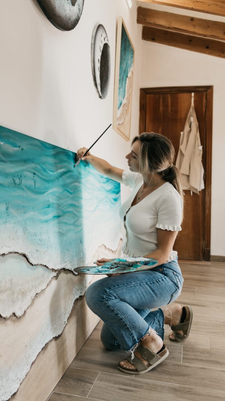 Victoria Canals pintando una obra inspirada en el mar