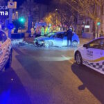 Accidente de tr&aacute;fico en la calle Alexandre Rosell&oacute; en Palma con veh&iacute;culos de polic&iacute;a y ambulancia.