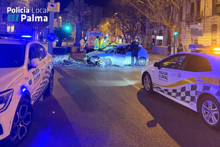 Accidente de tr&aacute;fico en la calle Alexandre Rosell&oacute; en Palma con veh&iacute;culos de polic&iacute;a y ambulancia.