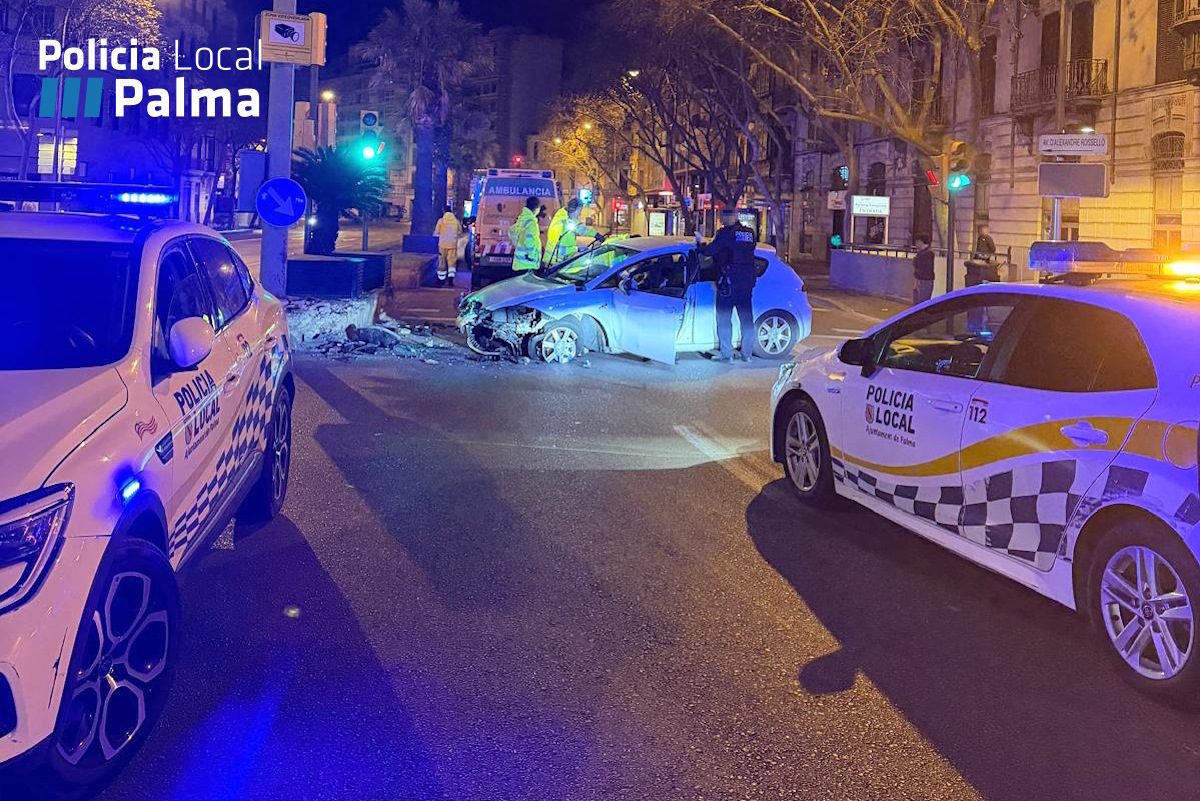 Accidente de tr&aacute;fico en la calle Alexandre Rosell&oacute; en Palma con veh&iacute;culos de polic&iacute;a y ambulancia.