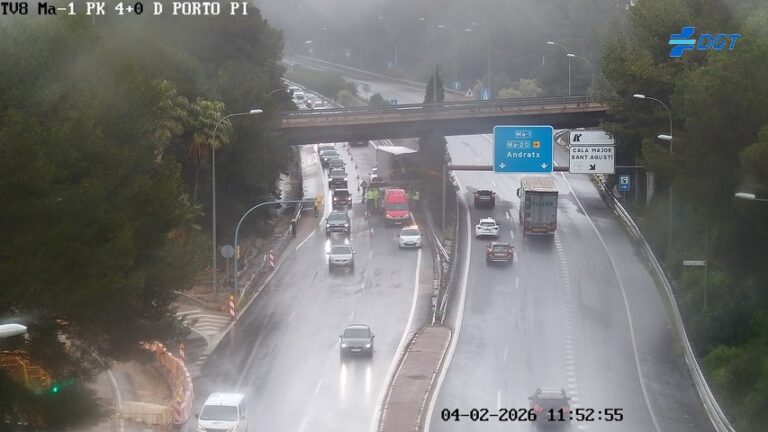 Un camión se estampa contra un puente en la autopista de Andratx