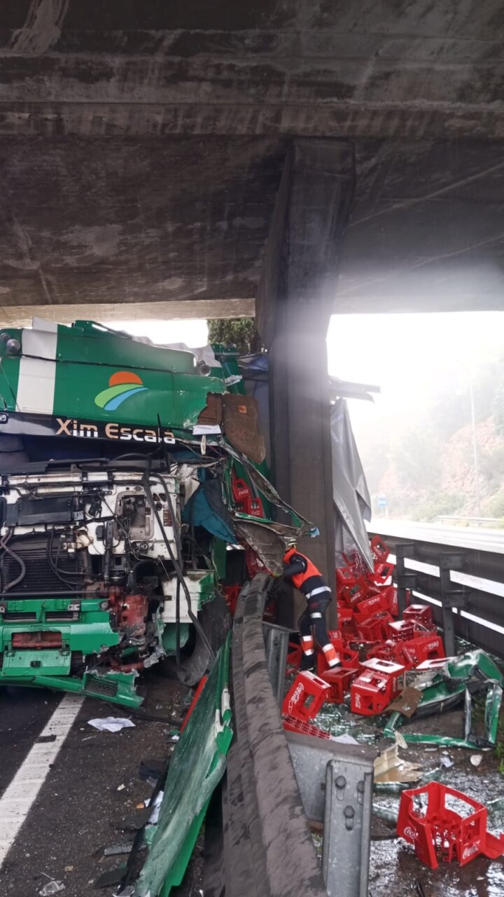 Cami&oacute;n accidentado contra un puente en la autopista de Andratx