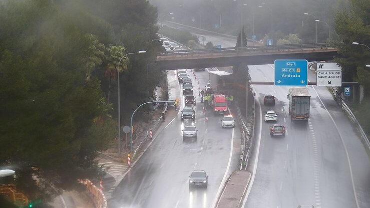 Un cami&oacute;n se estampa contra un puente en la autopista de Andratx