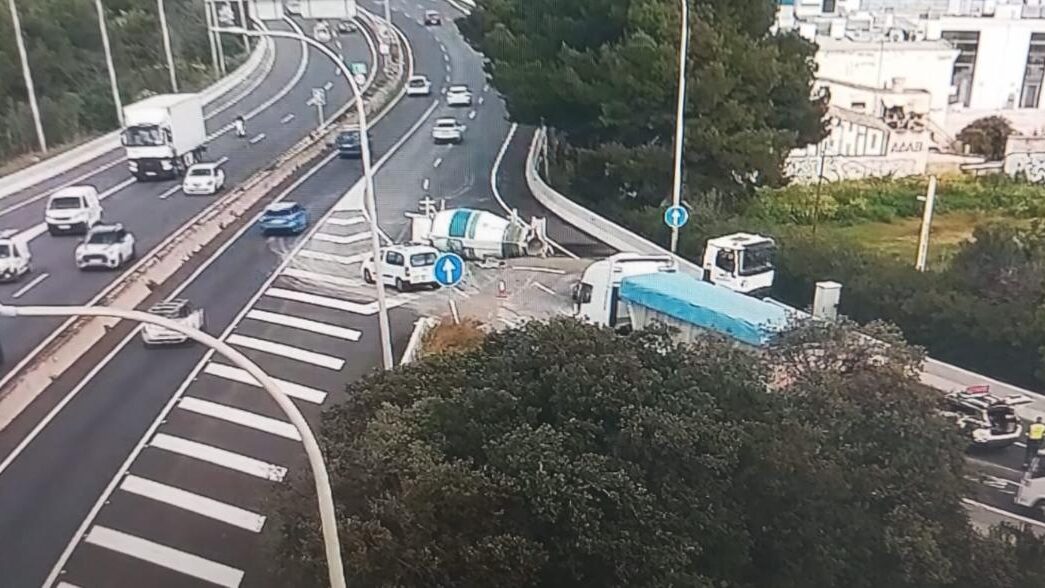 Un cami&oacute;n hormigonera pierde su carga y bloquea la V&iacute;a de Cintura