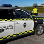 Vehículo de la Guardia Civil en la carretera tras un accidente de tráfico