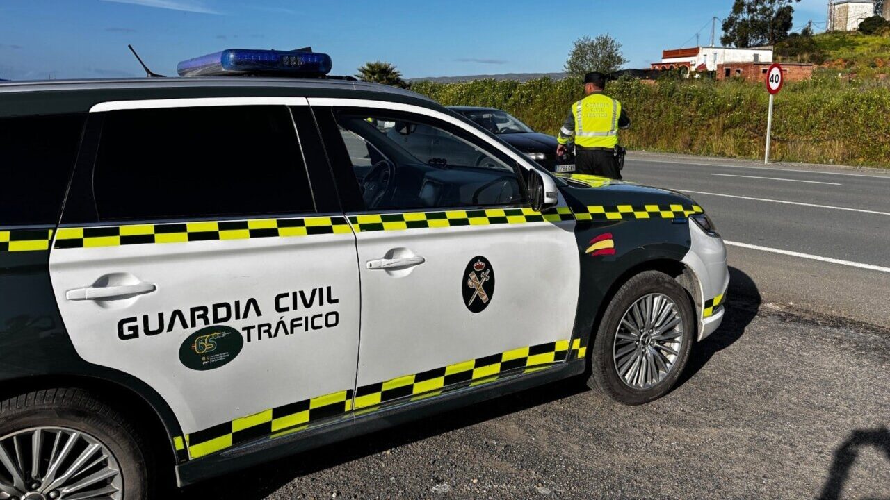 Veh&iacute;culo de la Guardia Civil en la carretera tras un accidente de tr&aacute;fico