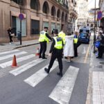 Policías locales atienden un accidente de tráfico en un paso de peatones en Palma.