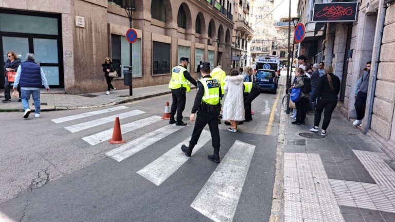 Policías locales atienden un accidente de tráfico en un paso de peatones en Palma.