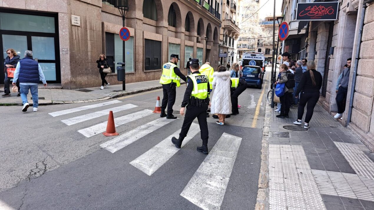 Polic&iacute;as locales atienden un accidente de tr&aacute;fico en un paso de peatones en Palma.