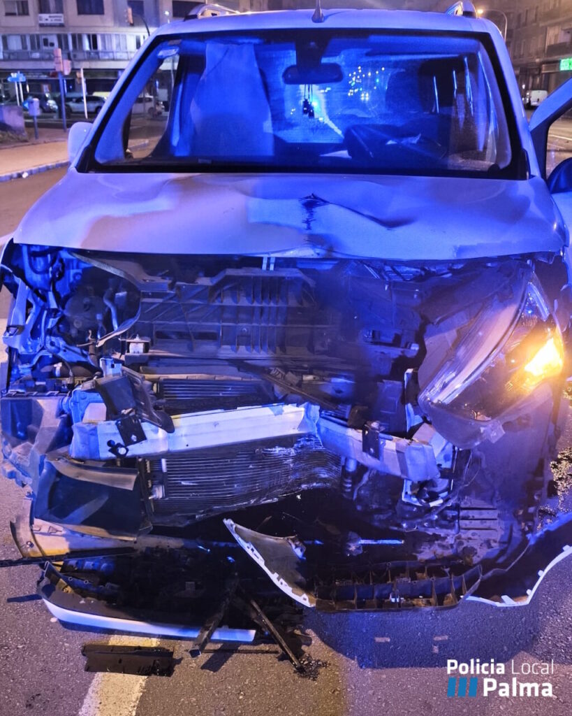 Vehículo dañado tras accidente con un semáforo en Palma