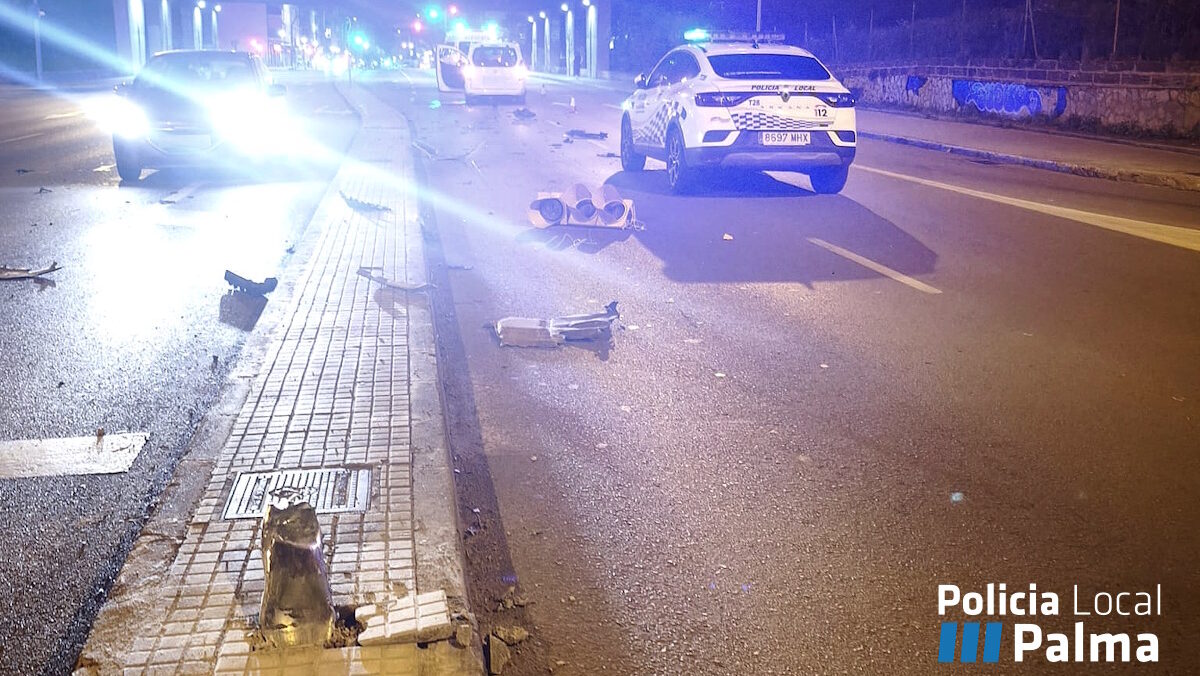 Un conductor borracho arranca de cuajo un sem&aacute;foro en Palma