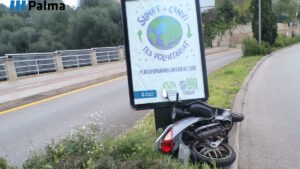 Motocicleta accidentada contra un panel publicitario en la Avenida Picasso