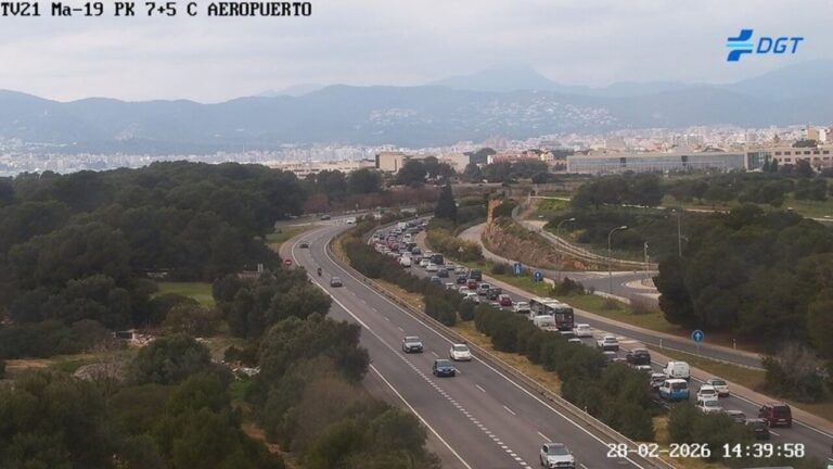 Vista de retenciones en la carretera Ma-19 cerca del aeropuerto de Palma.