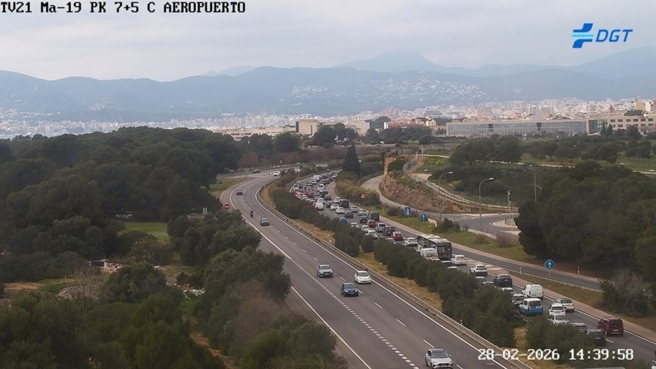 Vista de retenciones en la carretera Ma-19 cerca del aeropuerto de Palma.