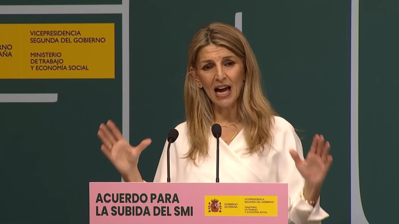La vicepresidenta segunda del Gobierno presenta el acuerdo del salario m&iacute;nimo interprofesional.