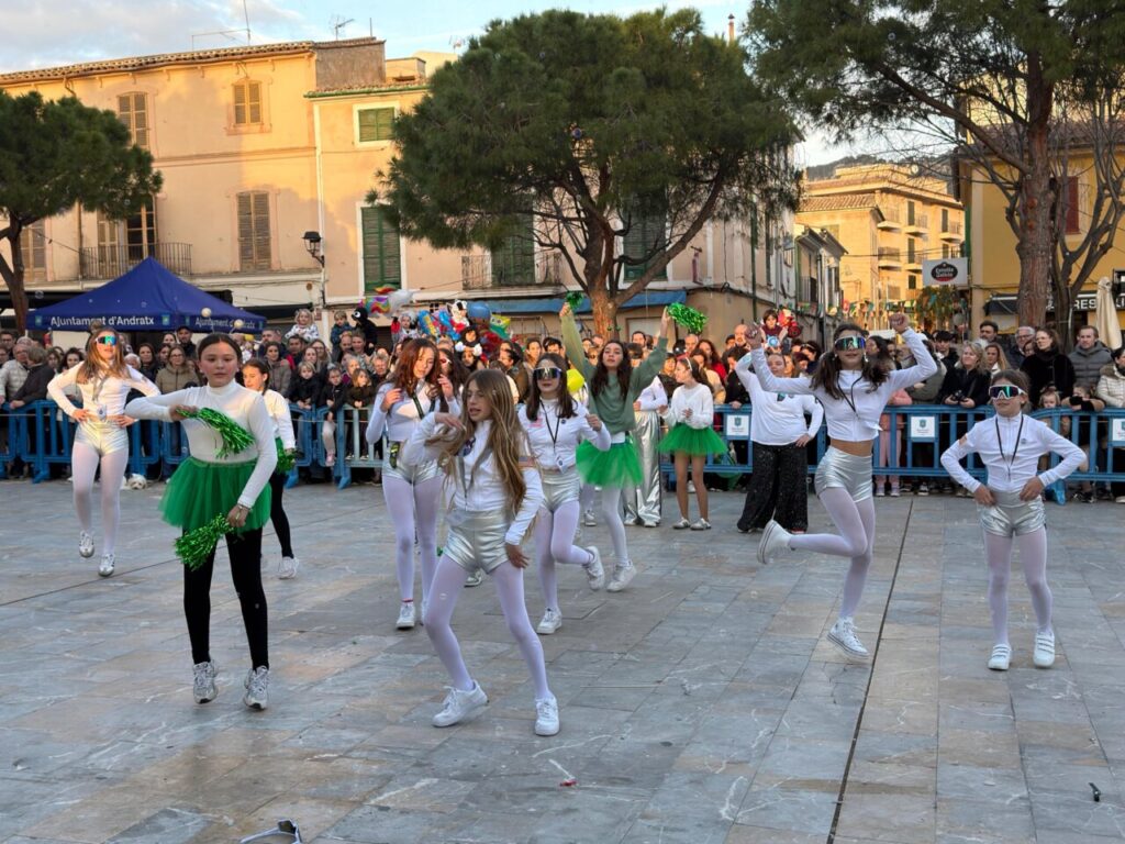 Grupo de bailarines en el desfile de carnaval en Andratx