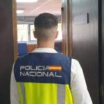 Agente de la Polic&iacute;a Nacional en un entorno de oficina