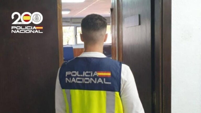 Agente de la Polic&iacute;a Nacional en un entorno de oficina