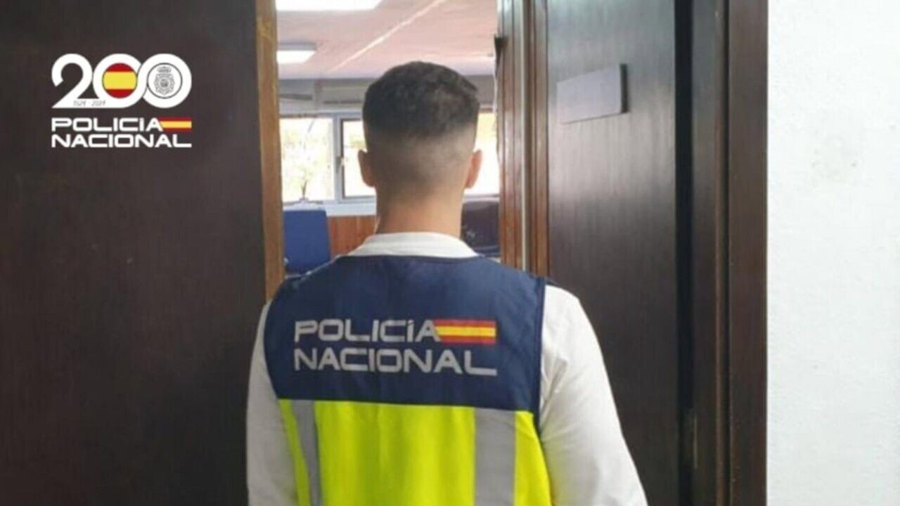 Agente de la Polic&iacute;a Nacional en un entorno de oficina
