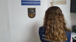Agente de la UFAM de la Polic&iacute;a Nacional en una oficina