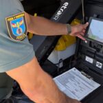 Agente de la Guardia Civil utilizando un dispositivo para controlar un dron