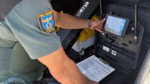 Agente de la Guardia Civil utilizando un dispositivo para controlar un dron