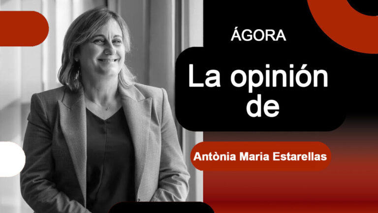 Antònia Maria Estarellas sonriendo en un entorno profesional