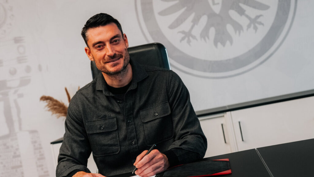 Albert Riera firmando contrato con Eintracht Frankfurt