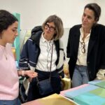 Alumna explicando su obra a Claudia Tittel y Amparo Sard