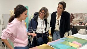 Alumna explicando su obra a Claudia Tittel y Amparo Sard