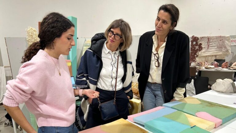 Alumna explicando su obra a Claudia Tittel y Amparo Sard