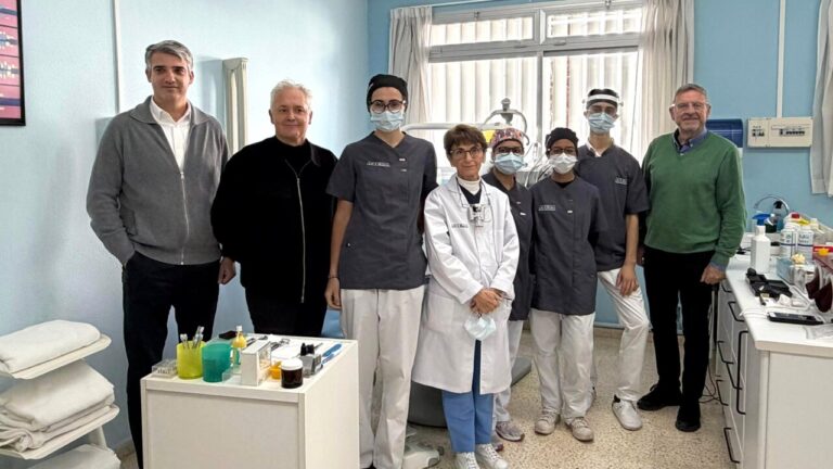 Estudiantes de odontolog&iacute;a en consulta con pacientes especiales en Inca