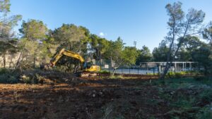 Excavadora trabajando en la ampliaci&oacute;n de la zona deportiva en Marratx&iacute;.