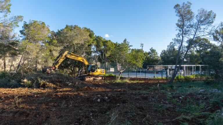 Excavadora trabajando en la ampliaci&oacute;n de la zona deportiva en Marratx&iacute;.
