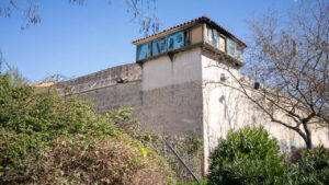 Vista exterior de la antigua c&aacute;rcel de Palma con control policial.