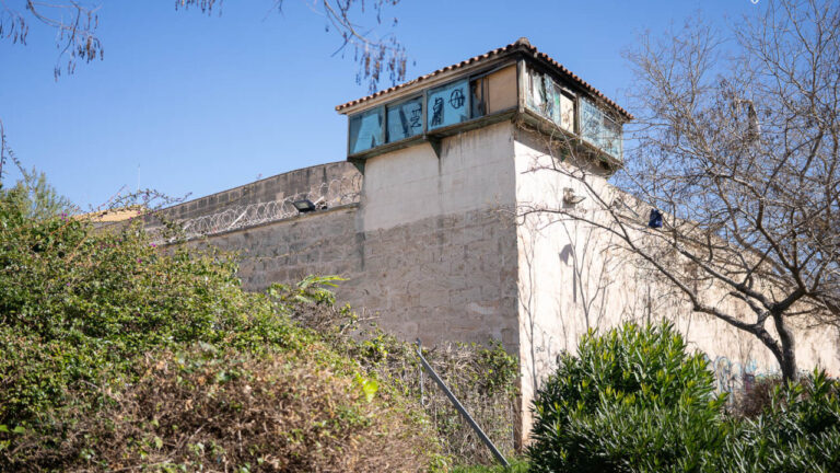 Vista exterior de la antigua c&aacute;rcel de Palma con control policial.