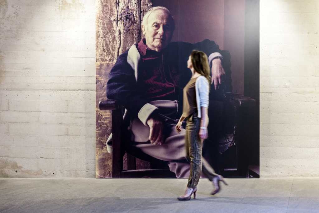 Ant&ograve;nia Maria Perell&oacute; caminando frente a una imagen de Joan Mir&oacute;