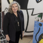 Ant&ograve;nia Maria Perell&oacute; en la Fundaci&oacute; Pilar i Joan Mir&oacute; rodeada de obras de arte.