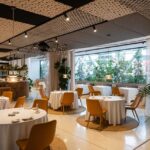 Interior del restaurante Aromata con mesas elegantes y decoraci&oacute;n moderna