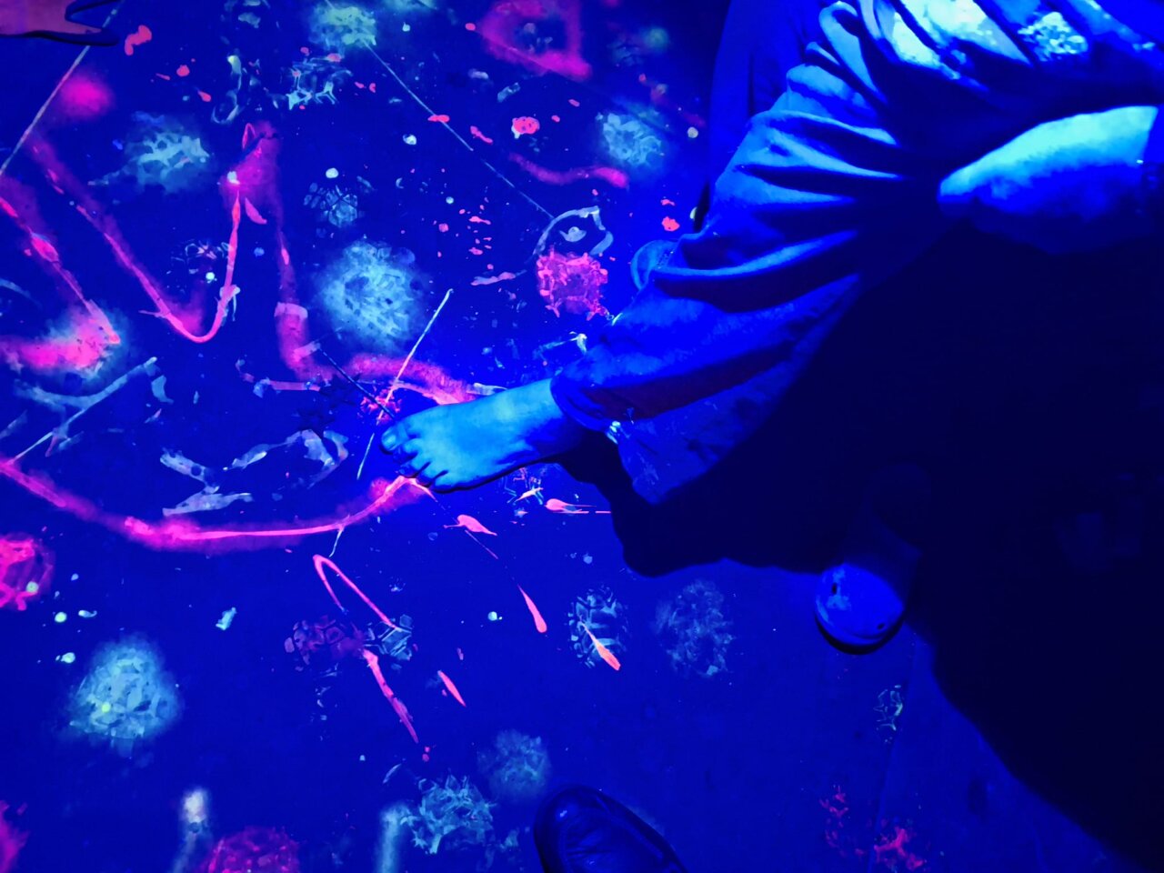 Pintura reflectante en el suelo con un pie descalzo sobre ella