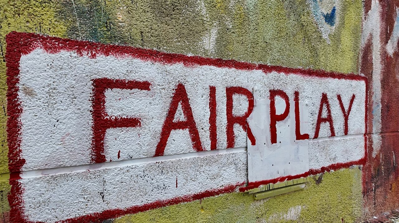 Mural que promueve el juego limpio en Calvi&agrave;