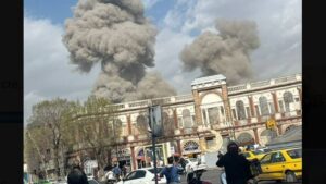 Explosi&oacute;n de humo en Teher&aacute;n tras ataque israel&iacute;