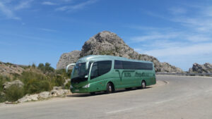 Autob&uacute;s de Viajes Simpat&iacute;a en una carretera de Mallorca con paisaje monta&ntilde;oso