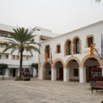 Vista del Ayuntamiento de Santa Eul&agrave;ria con palmeras y edificios cercanos