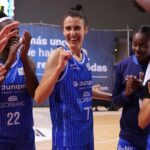 Jugadoras del equipo Azulmarino celebrando en la cancha de baloncesto