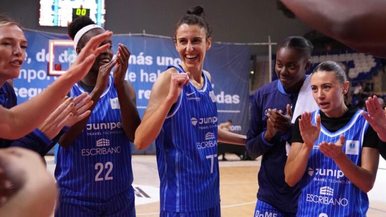 Jugadoras del equipo Azulmarino celebrando en la cancha de baloncesto