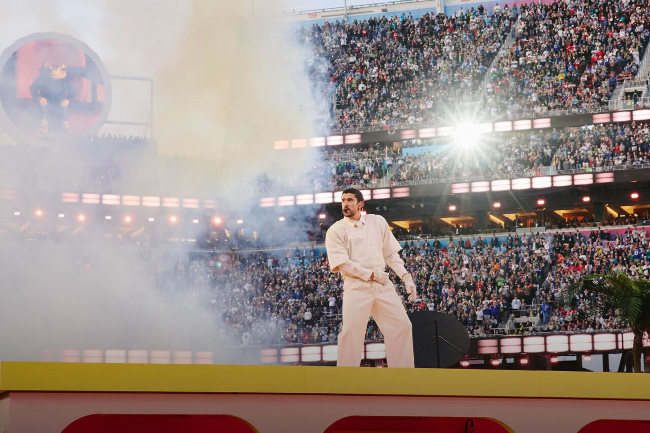 Bad Bunny actuando en la Super Bowl con una multitud animada detr&aacute;s.