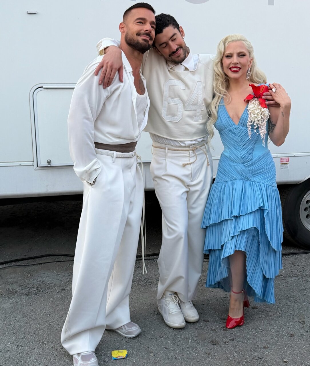 Bad Bunny con dos personas en la Super Bowl, todos sonrientes