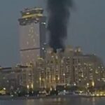 Edificio en Bahr&eacute;in con humo tras un ataque de dron iran&iacute;